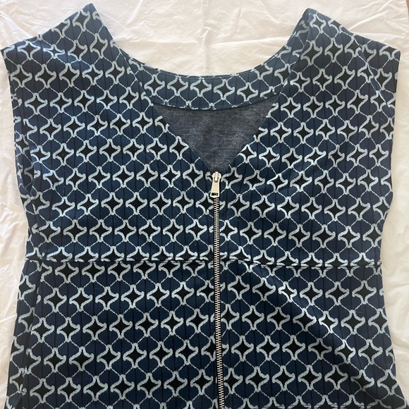 EUC Blue Geometric Jacquard Sleeveless Top - Picture 4 of 6